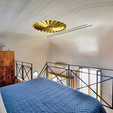 Sleeps 2 Air Con